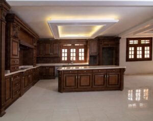 آشپزخانه U شکل با پنجره‌های مشبک و کابینت‌های چوبی تیره