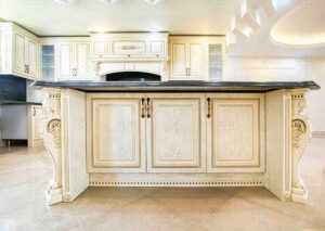 آشپزخانه با طراحی کلاسیک، کابینت‌های چوبی روشن و صفحه رویه تیره