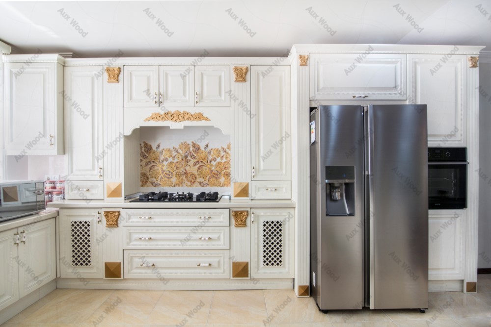 کابینت چوبی سفید آشپزخانه با تزئینات طلایی و طراحی کلاسیک