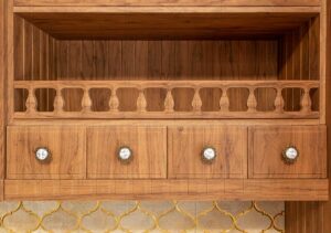 قفسه چوبی کلاسیک با طراحی نرده‌ای و چهار کشوی دسته‌دار