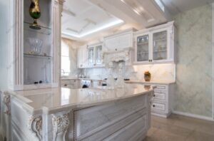 کابینت چوبی آشپزخانه با رنگ روشن و جزئیات کلاسیک