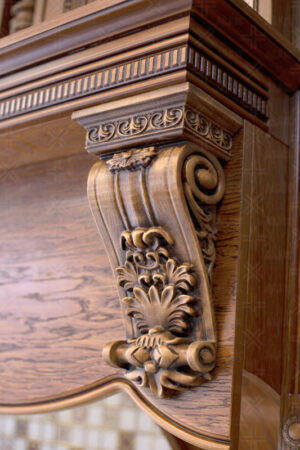 پایه تزئینی چوبی با نقش برجسته کلاسیک در کابینت آشپزخانه