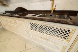 طراحی آشپزخانه با کابینت چوبی روشن و درب‌های مشبک