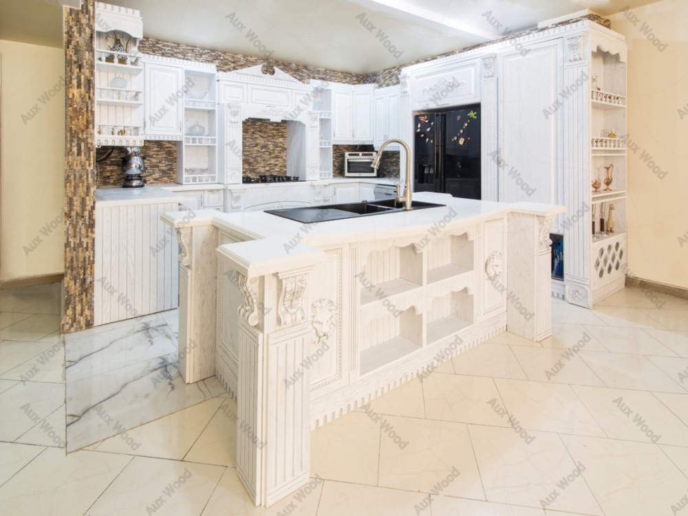 کابینت آشپزخانه چوبی سفید با طراحی منبت‌کاری کلاسیک و صفحه سنگی