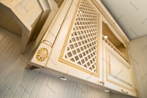 طراحی آشپزخانه با کابینت چوبی روشن و درب‌های مشبک