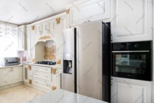 کابینت چوبی سفید آشپزخانه با تزئینات طلایی و طراحی کلاسیک