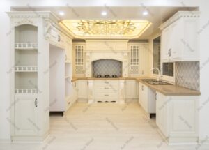 کابینت چوبی سفید آشپزخانه با طراحی کلاسیک و قفسه دکوری در کناره