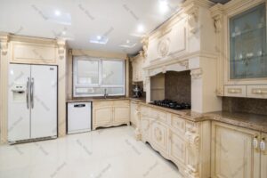 طراحی کابینت آشپزخانه چوبی به سبک سلطنتی با تزئینات پرکار