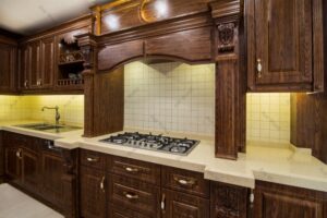 آشپزخانه لوکس با طراحی کلاسیک و چوب‌کاری منبت در کابینت‌ها