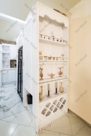 دکور چوبی سفید با قفسه‌های دکوری و ترکیب سنگ تزئینی دیواری