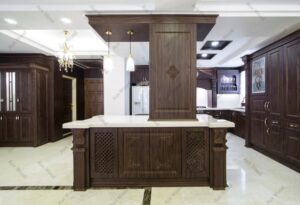 آشپزخانه با کابینت‌های تمام چوب قهوه‌ای و جزیره مرکزی با ستون تزیینی