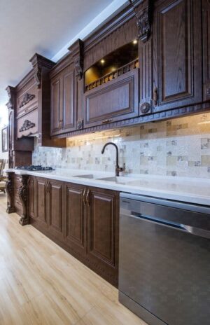 کابینت‌های سنتی چوبی با هود تزئینی و دیوار کاشی‌کاری‌شده