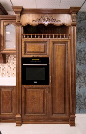 کابینت چوبی کلاسیک با فر توکار و تاج منبت‌کاری شده