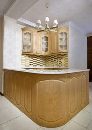 کابینت دیواری قوس‌دار با درب‌های شیشه‌ای و قاب‌های چوبی