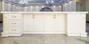 آشپزخانه با کابینت چوبی سفید و صفحه رویه مرمر روشن