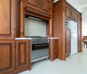 ترکیب کابینت چوبی تیره آشپزخانه