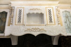 آشپزخانه چوبی کلاسیک با کابینت‌های سفید و تزئینات طلایی