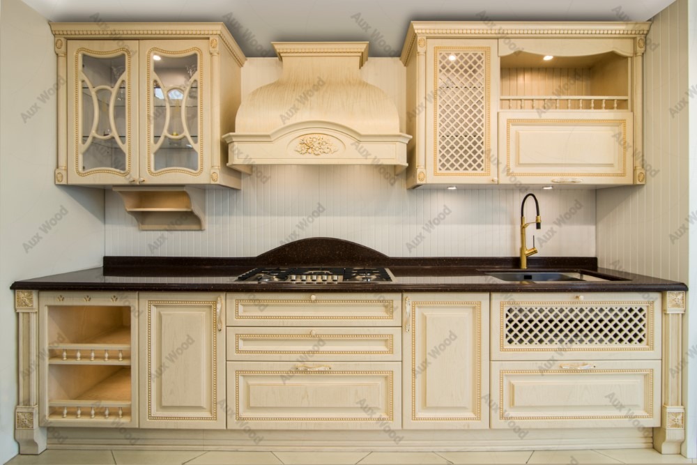 کابینت چوبی کرمی آشپزخانه با صفحه سنگ مشکی و هود تزئینی کلاسیک
