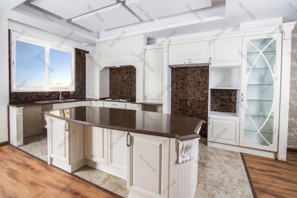 آشپزخانه با کابینت چوبی کلاسیک سفید و صفحه رویه قهوه‌ای براق