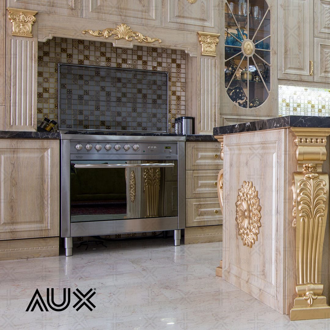 آشپزخانه کلاسیک با اجاق گاز استیل و کابینت‌های چوبی با تزئینات طلایی