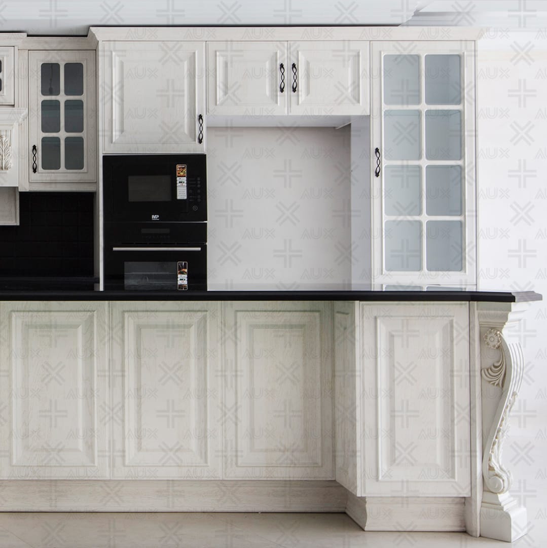 کابینت چوبی آشپزخانه سفید با طراحی کلاسیک و صفحه رویه مشکی