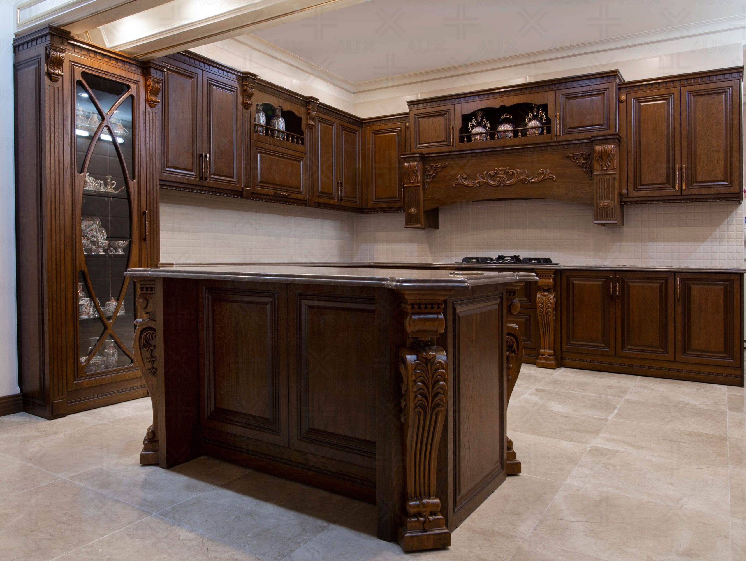 آشپزخانه با کابینت چوبی کلاسیک و جزیره مرکزی منبت‌کاری‌شده