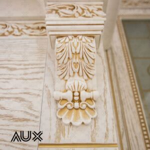 نمای داخلی آشپزخانه با کابینت چوبی سفید