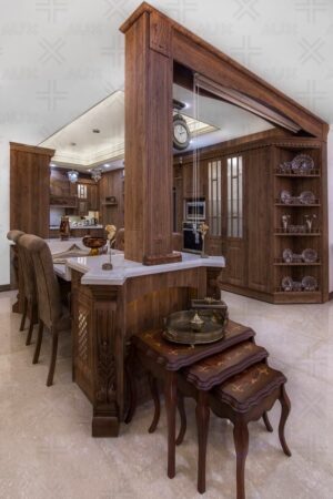 آشپزخانه با کابینت چوبی قهوه‌ای و طراحی منبت‌کاری‌شده