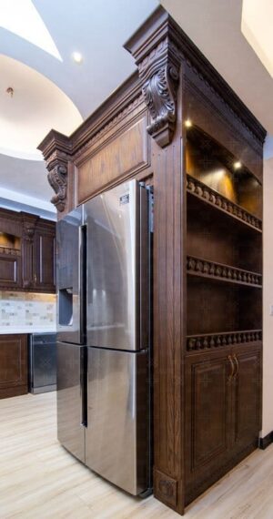 کابینت چوبی مخصوص یخچال دوقلو با قفسه‌های جانبی