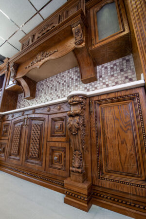 آشپزخانه با کابینت چوبی کلاسیک و کاشی بین کابینتی موزاییکی