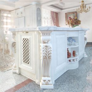 جزیره منبت‌کاری‌شده سفید در کابینت چوبی آشپزخانه کلاسیک