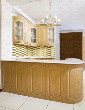 آشپزخانه با کابینت‌های رنگ چوب طبیعی و صفحه مرمر روشن