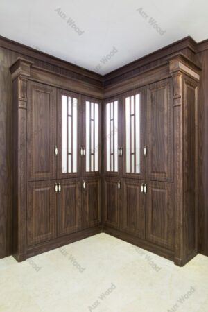 کابینت آشپزخانه کلاسیک با جزئیات چوب‌کاری