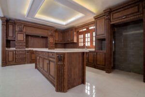 نمای کامل از کابینت‌های چوبی سنتی با جزیره مرکزی سنگی