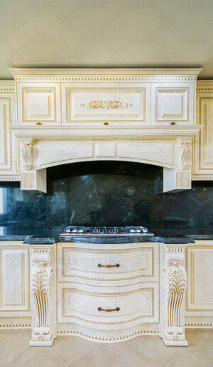 کابینت چوبی منبت‌کاری‌شده با ترکیب رنگ کرم و مشکی در فضای آشپزخانه