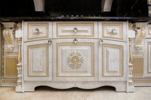 آشپزخانه چوبی کلاسیک با کابینت‌های سفید و تزئینات طلایی