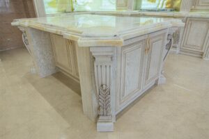 جزیره مرکزی با صفحه رویه سنگی و پایه‌های حجاری‌شده