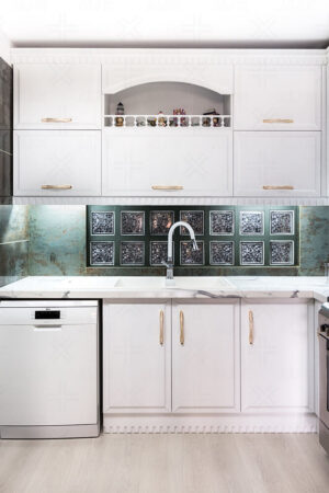 نمای کابینت سفید چوبی آشپزخانه با نور مخفی