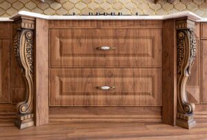 پایه‌ منبت‌کاری‌شده کابینت چوبی با طرح خوشه انگور