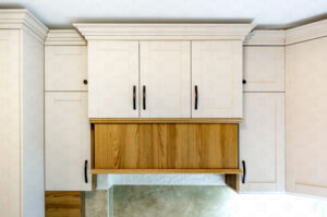 کابینت آشپزخانه با طراحی ساده و کلاسیک به رنگ سفید هود چوبی