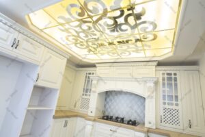 کابینت چوبی سفید آشپزخانه با طراحی کلاسیک و قفسه دکوری در کناره