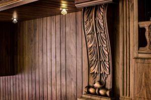 طراحی آشپزخانه با کابینت‌های چوبی تیره و تزئینات منبت