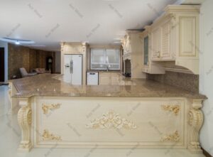 جزیره چوبی کلاسیک با پایه‌های حجمی و نقوش تزئینی طلایی