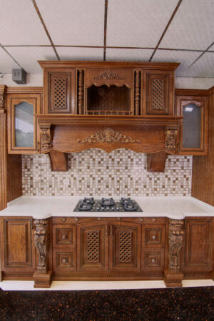 آشپزخانه با کابینت چوبی کلاسیک و کاشی بین کابینتی موزاییکی