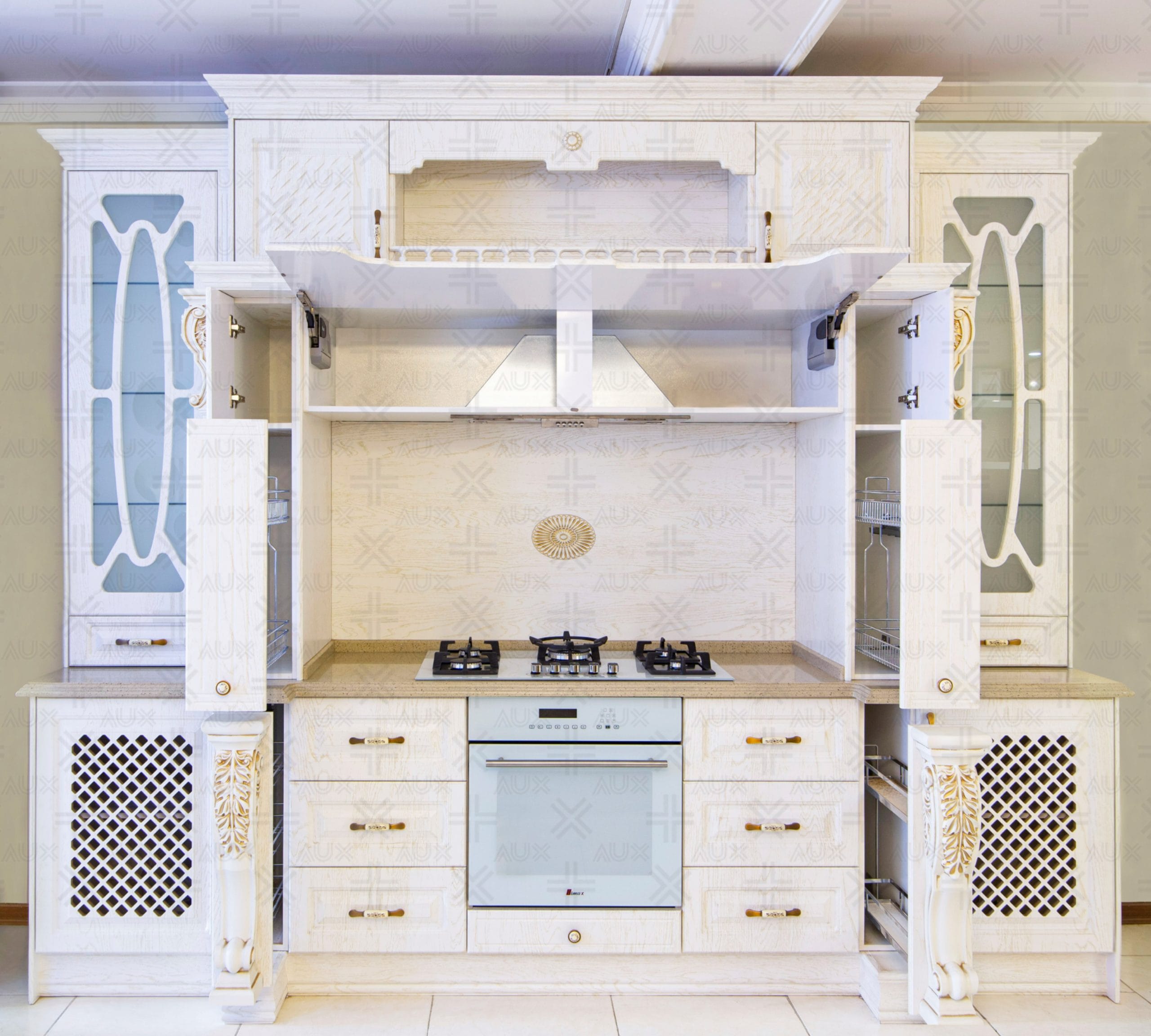 کابینت آشپزخانه چوبی کلاسیک سفید با درهای باز و اجاق گاز رومیزی