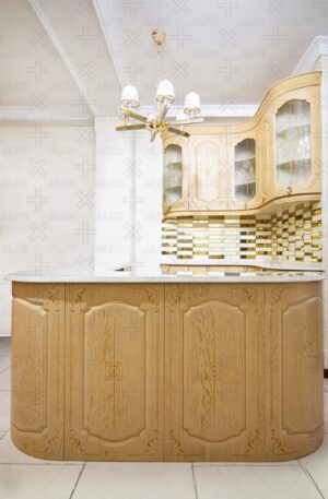 جزیره آشپزخانه با بدنه منبت‌کاری شده و نورپردازی داخلی