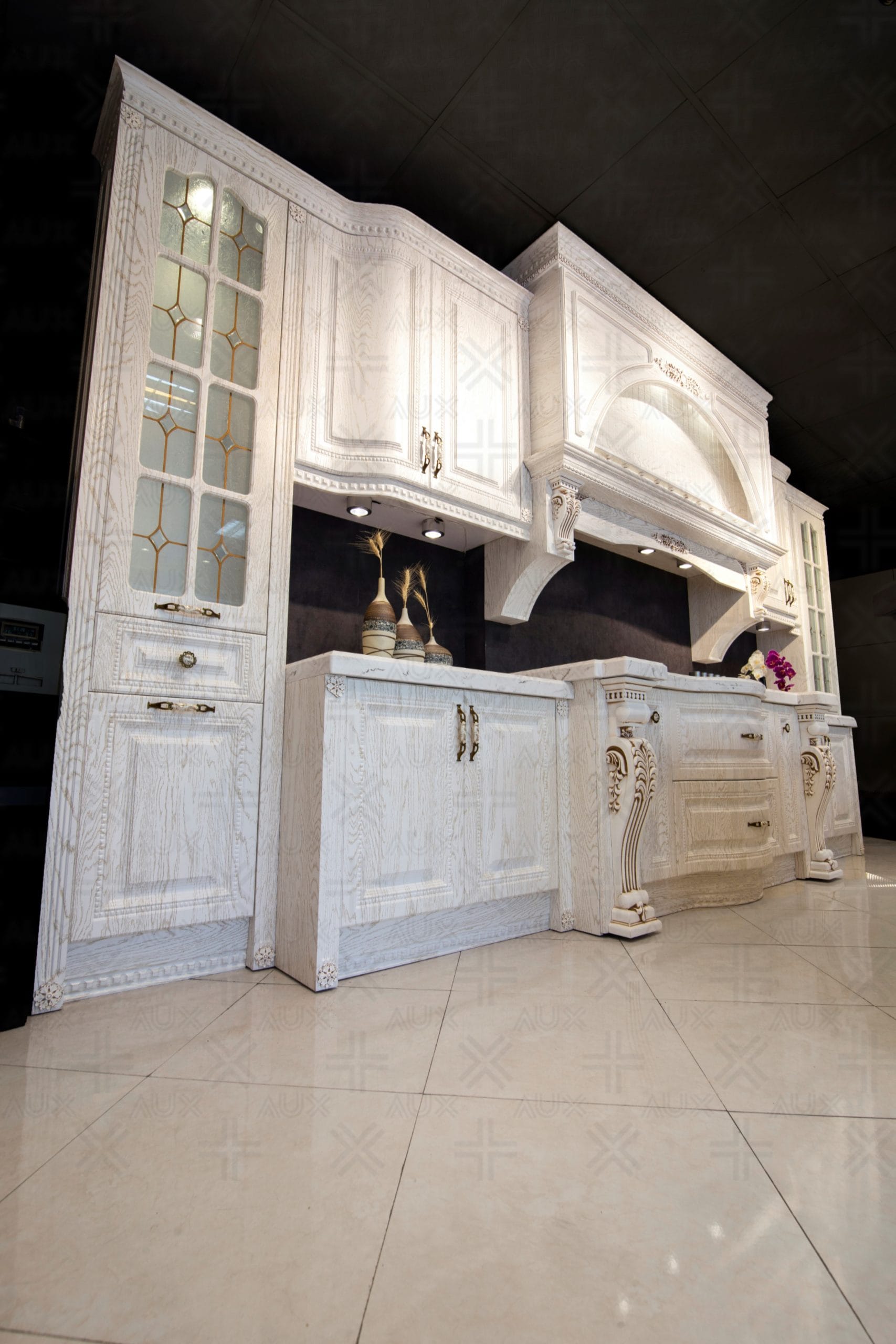 نمای نزدیک از کابینت چوبی کلاسیک سفید با جزئیات منبت‌کاری