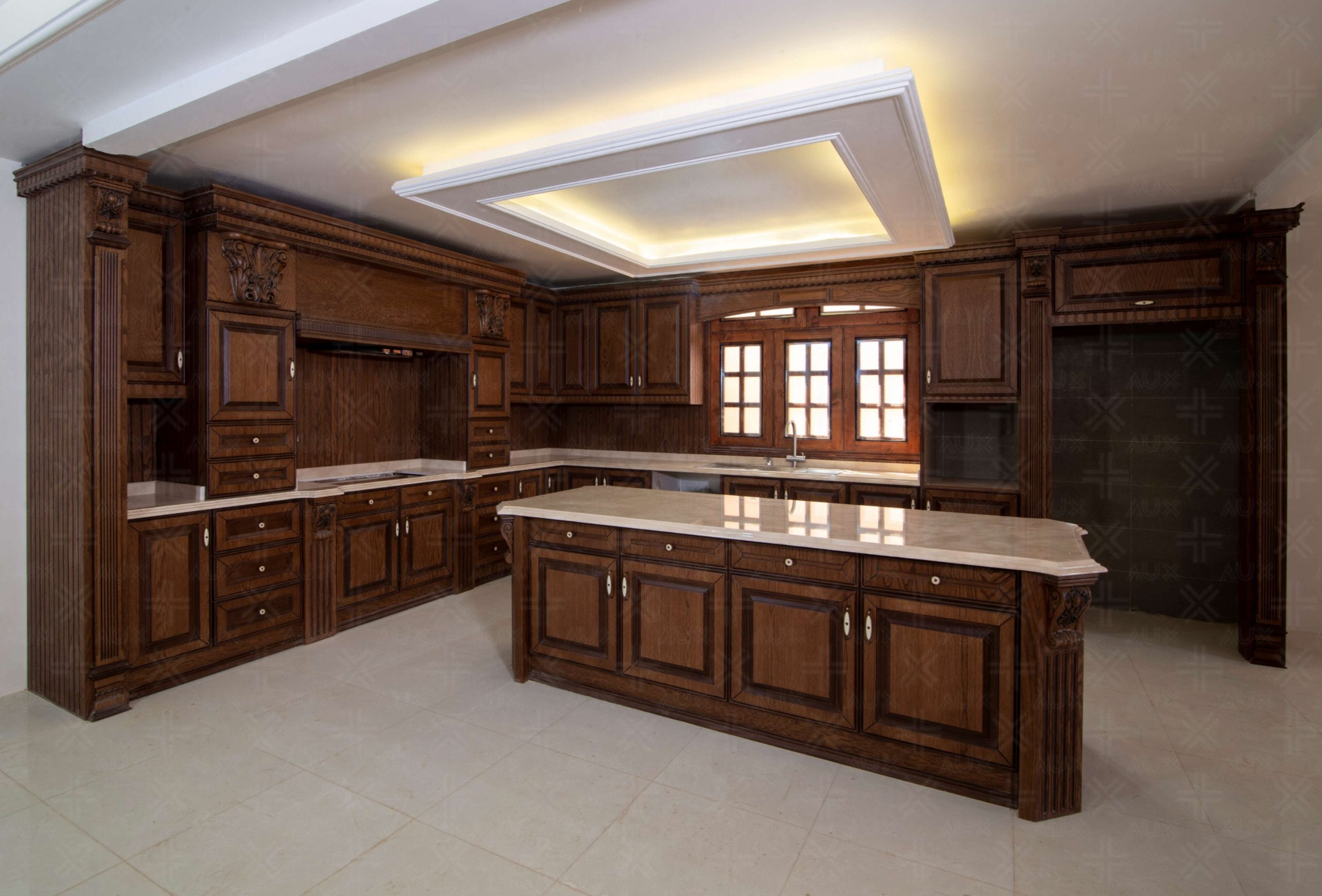 کابینت تمام‌چوب قهوه‌ای با صفحه رویی روشن در آشپزخانه کلاسیک