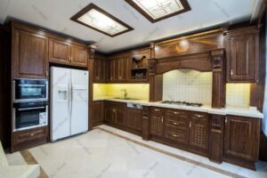 نمای داخلی آشپزخانه با کابینت‌های چوبی تیره و صفحه رویه سنگی