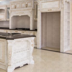 آشپزخانه با کابینت‌های چوبی روشن و فر توکار مشکی رنگ